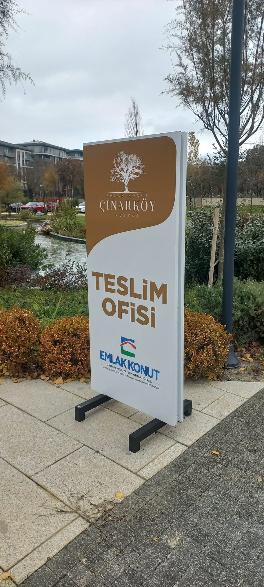 Emlak Konut Çınarköy Evleri Teslim Ofisi yönlendirme tabelası